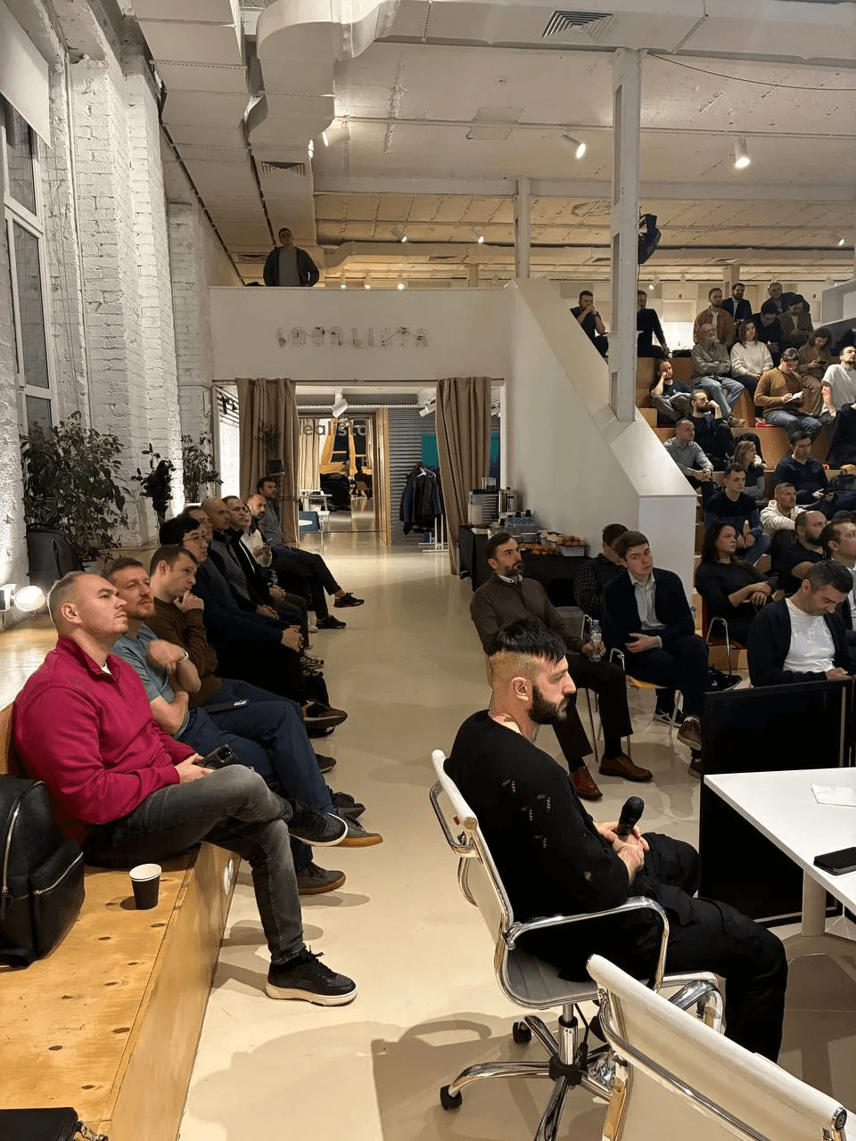 Зал с двумя уровнями — масштаб встречи ShareAI