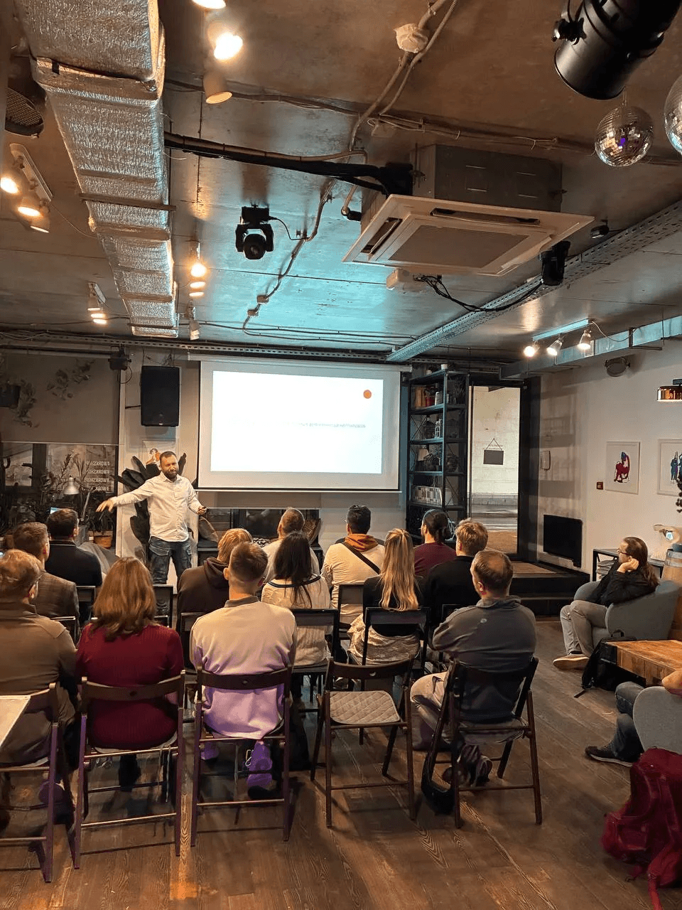 Спикер ведёт лекцию в лофте